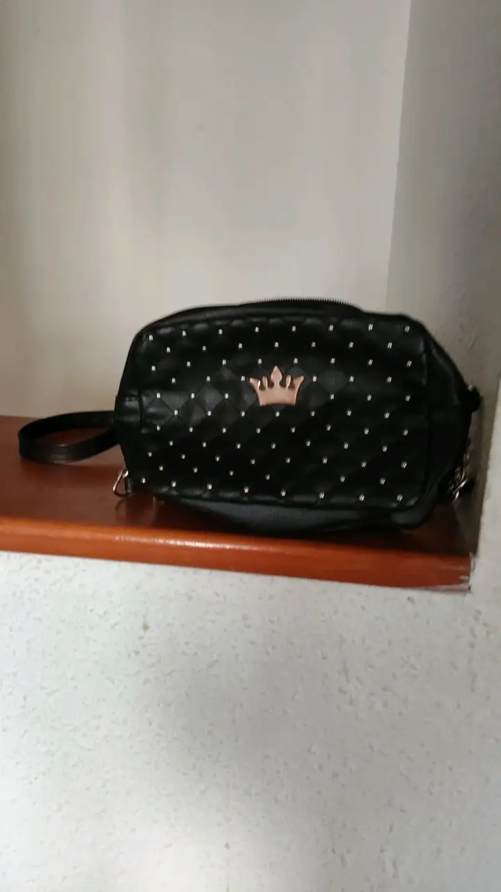 Banano negro con tachas y corona - 1