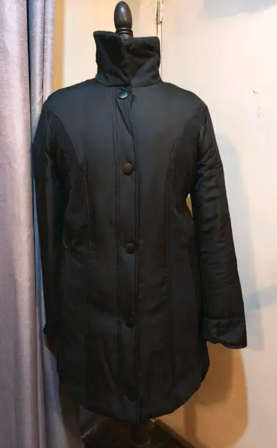 Abrigo negro de mujer con cuello alto - miniatura 1