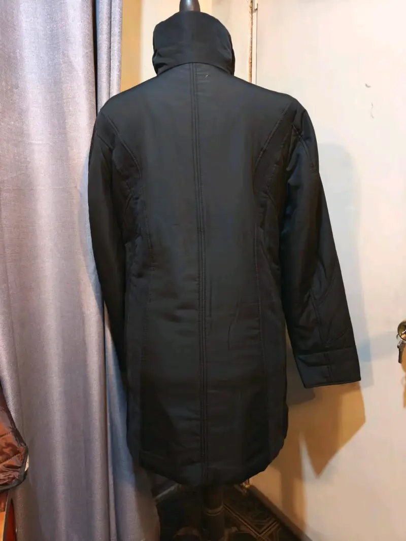 Abrigo negro de mujer con cuello alto - 2