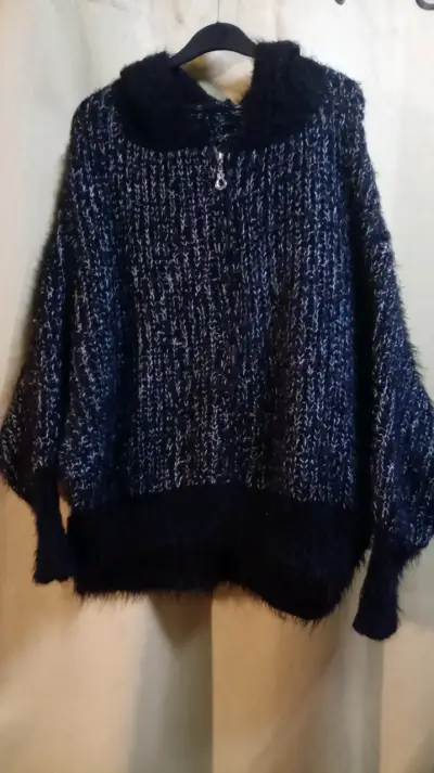 Suéter de lana azul con cuello alto - miniatura 1