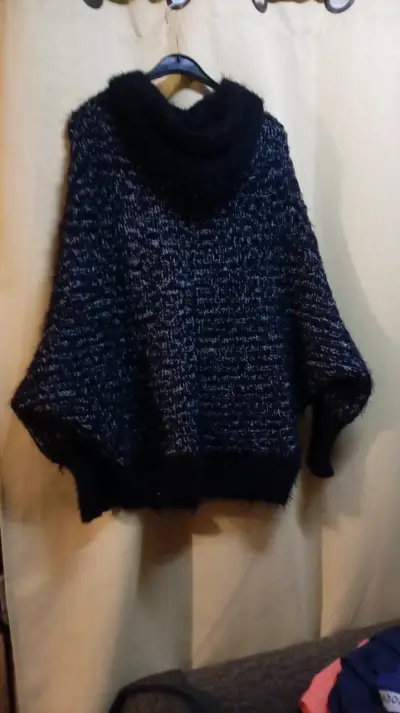 Suéter de lana azul con cuello alto - miniatura 2