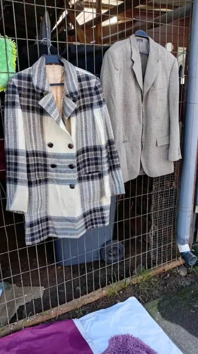 Abrigo beige con cinturón y bolsillos - miniatura 4