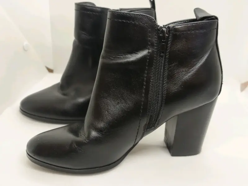 Botines de cuero negro con tacón alto - 1