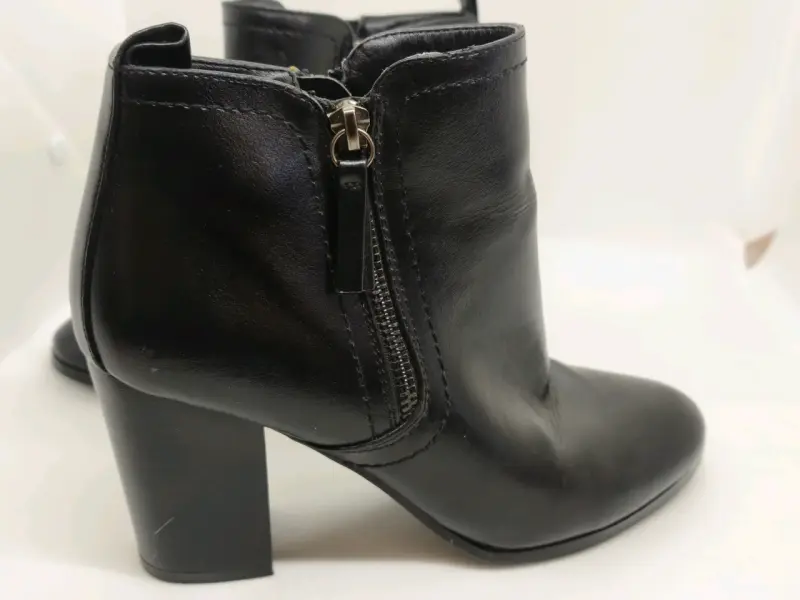 Botines de cuero negro con tacón alto - 5