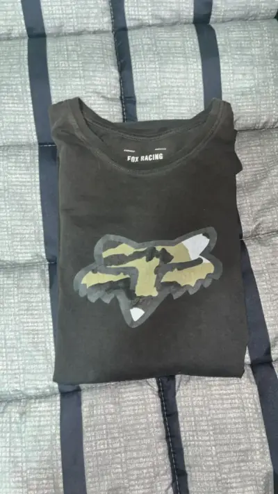 Polera negra Fox Racing con logo camuflado - miniatura 3