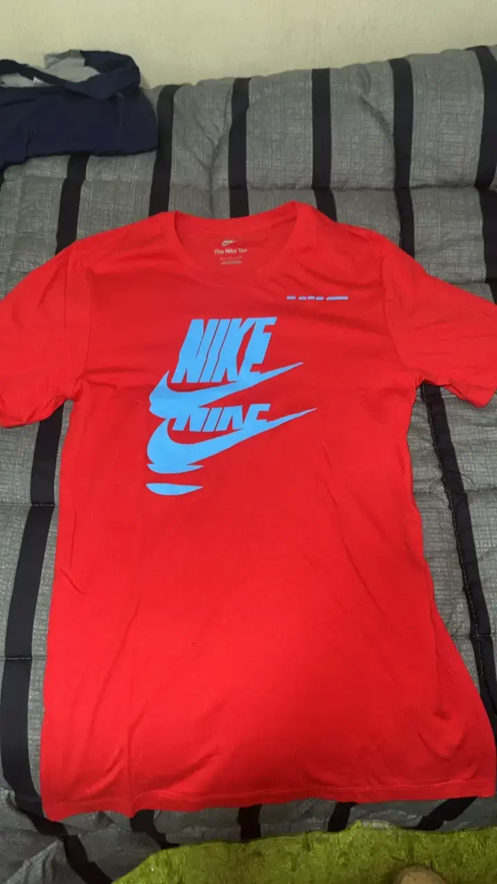 Polera Nike roja con logo azul