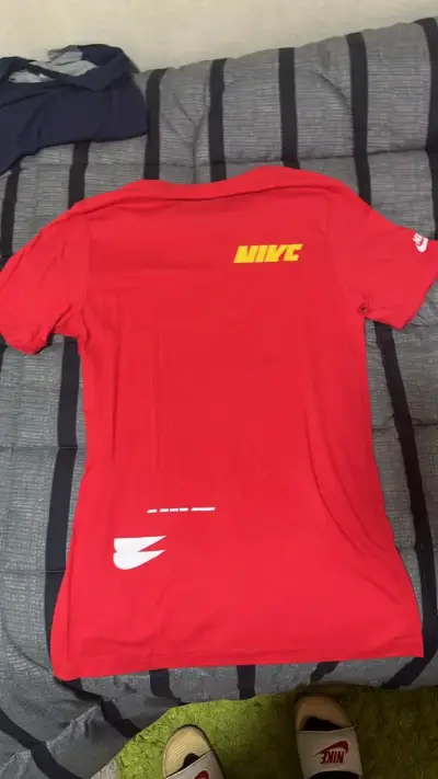 Polera Nike roja con logo azul - miniatura 2