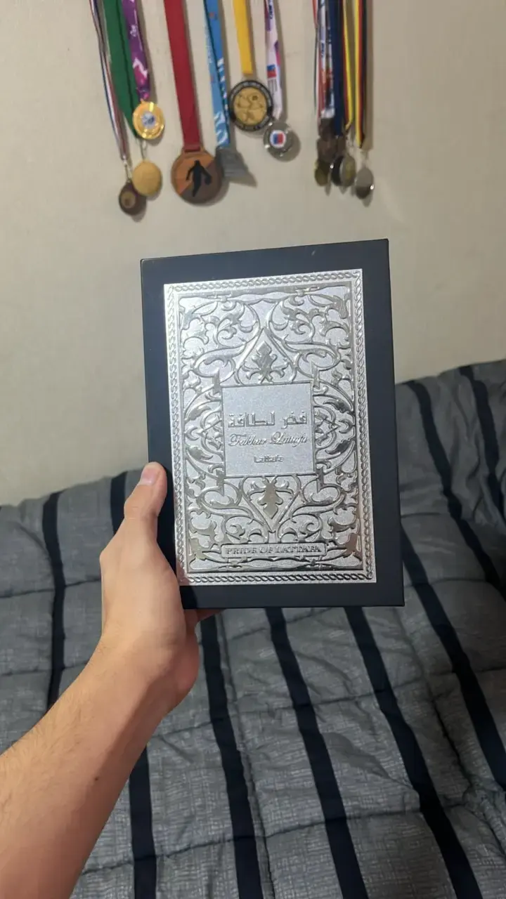 Libro 'Pride of Jannah' con diseño plateado