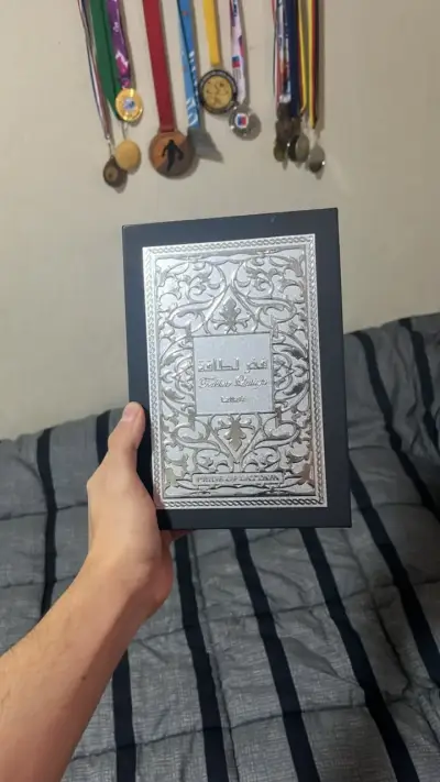 Libro 'Pride of Jannah' con diseño plateado - miniatura 1