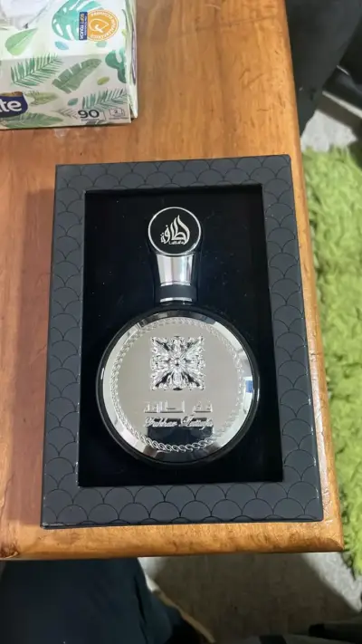 Libro 'Pride of Jannah' con diseño plateado - miniatura 2