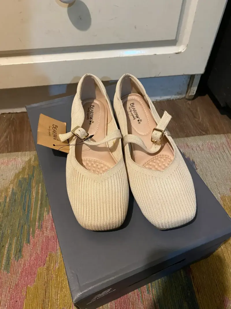 Zapatos planos beige Bearpaw con hebilla - 1