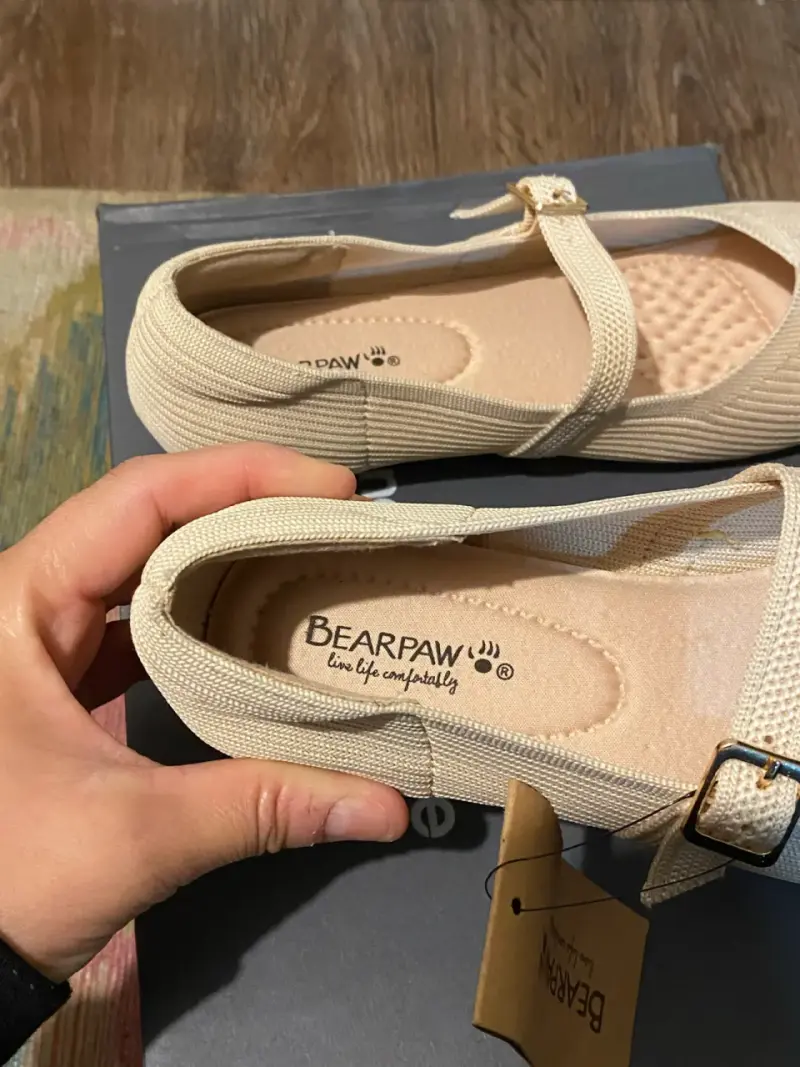 Zapatos planos beige Bearpaw con hebilla - 5