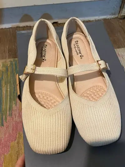 Zapatos planos beige Bearpaw con hebilla - miniatura 6