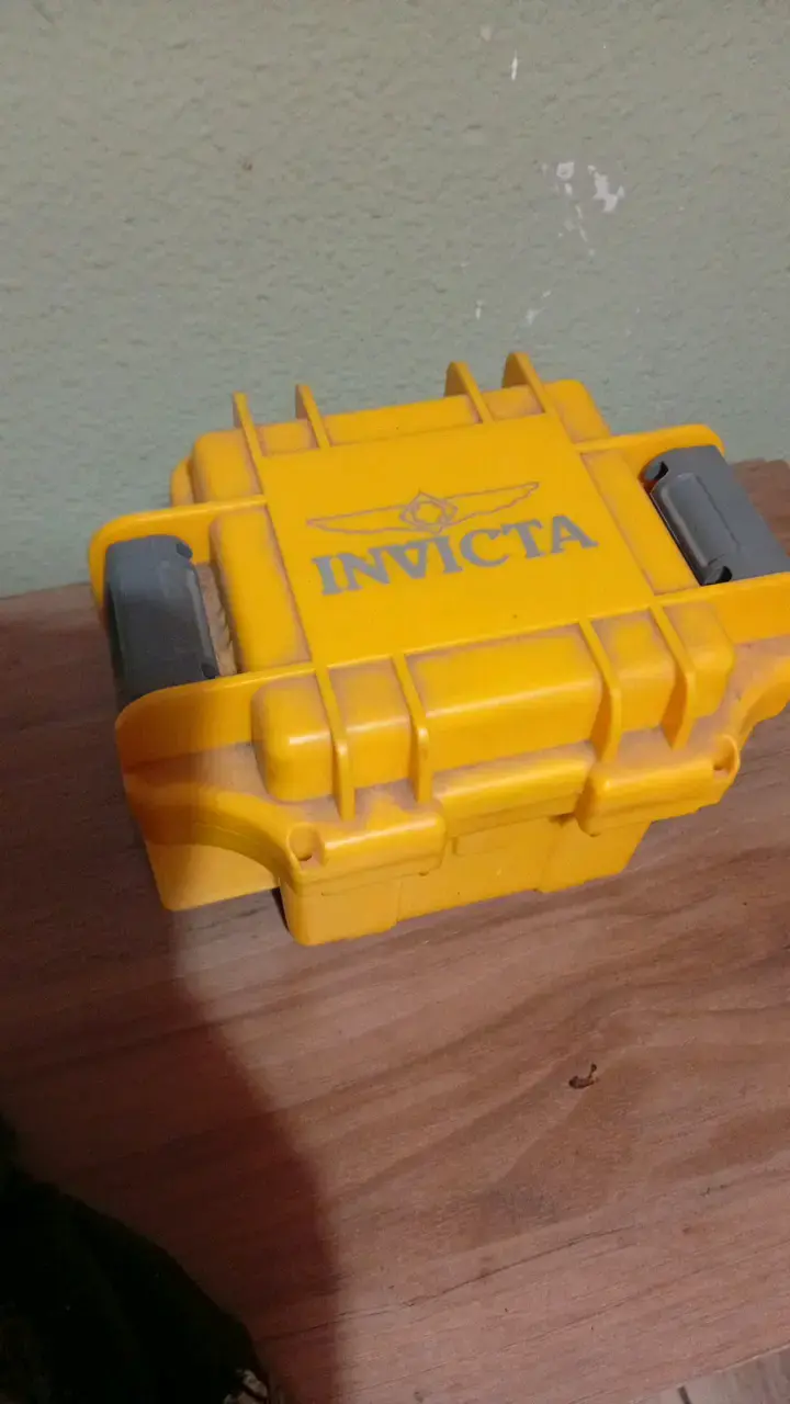 Caja protectora Invicta amarilla - 1