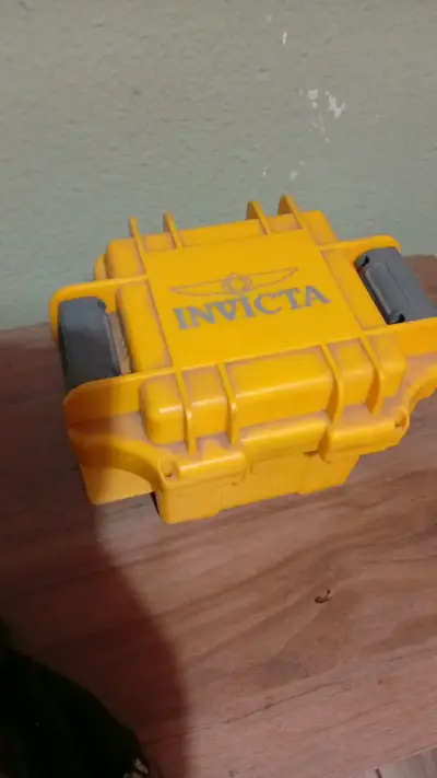 Caja protectora Invicta amarilla - miniatura 1