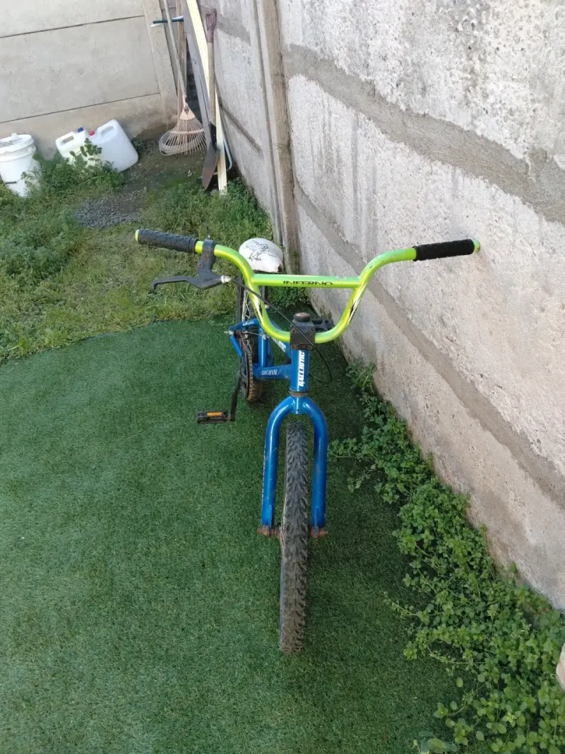 Bicicleta BMX azul con manubrio verde - 2