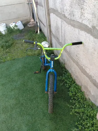 Bicicleta BMX azul con manubrio verde - miniatura 2