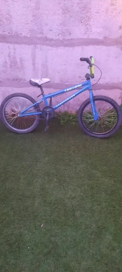 Bicicleta BMX azul con manubrio verde - miniatura 3