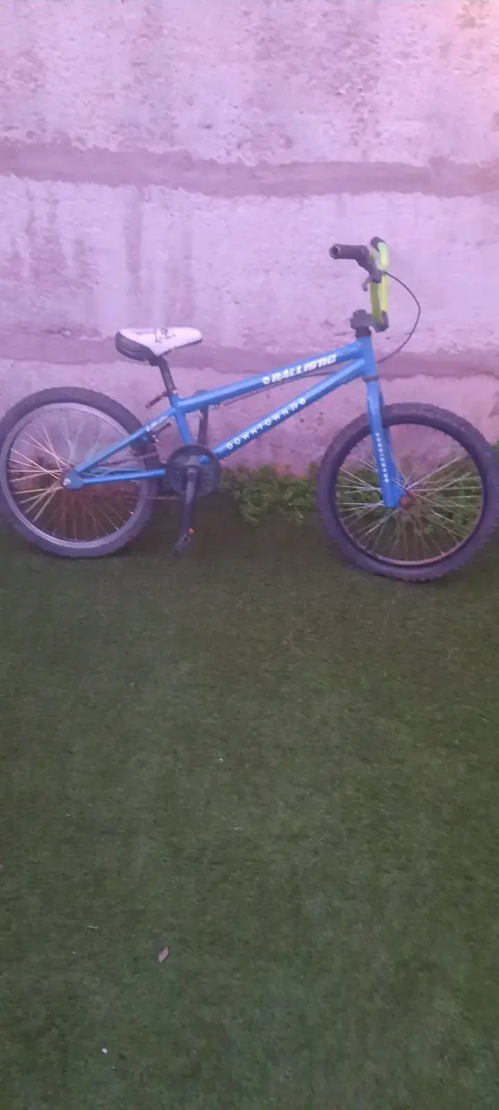 Bicicleta BMX azul con manubrio verde - 4