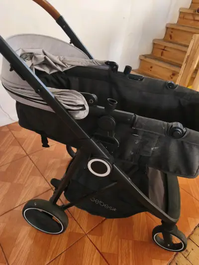Coche de bebé plegable negro y gris - miniatura 1