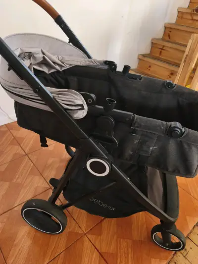 Coche de bebé plegable negro y gris - miniatura 2