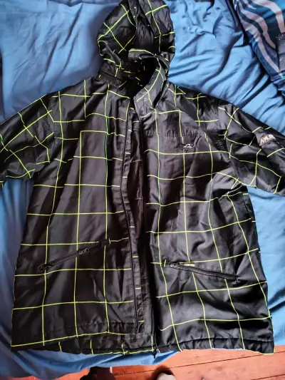 Chaqueta impermeable negra con capucha y diseño cuadrillé - miniatura 1