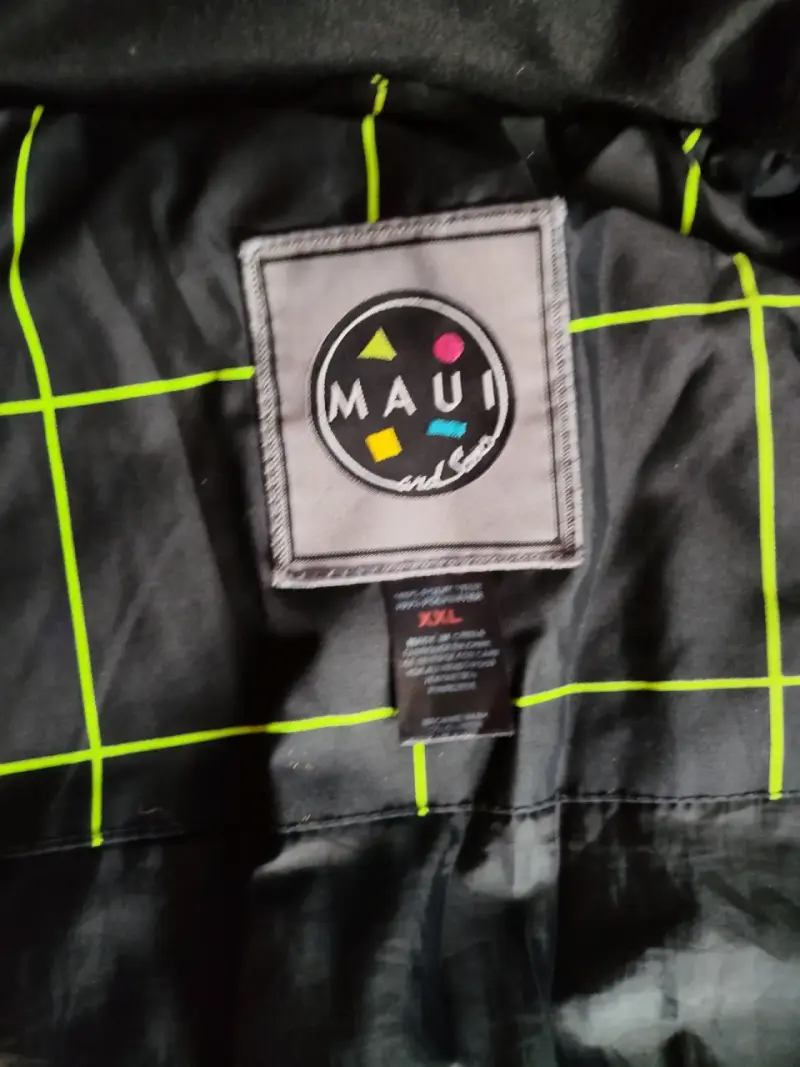 Chaqueta impermeable negra con capucha y diseño cuadrillé - 2