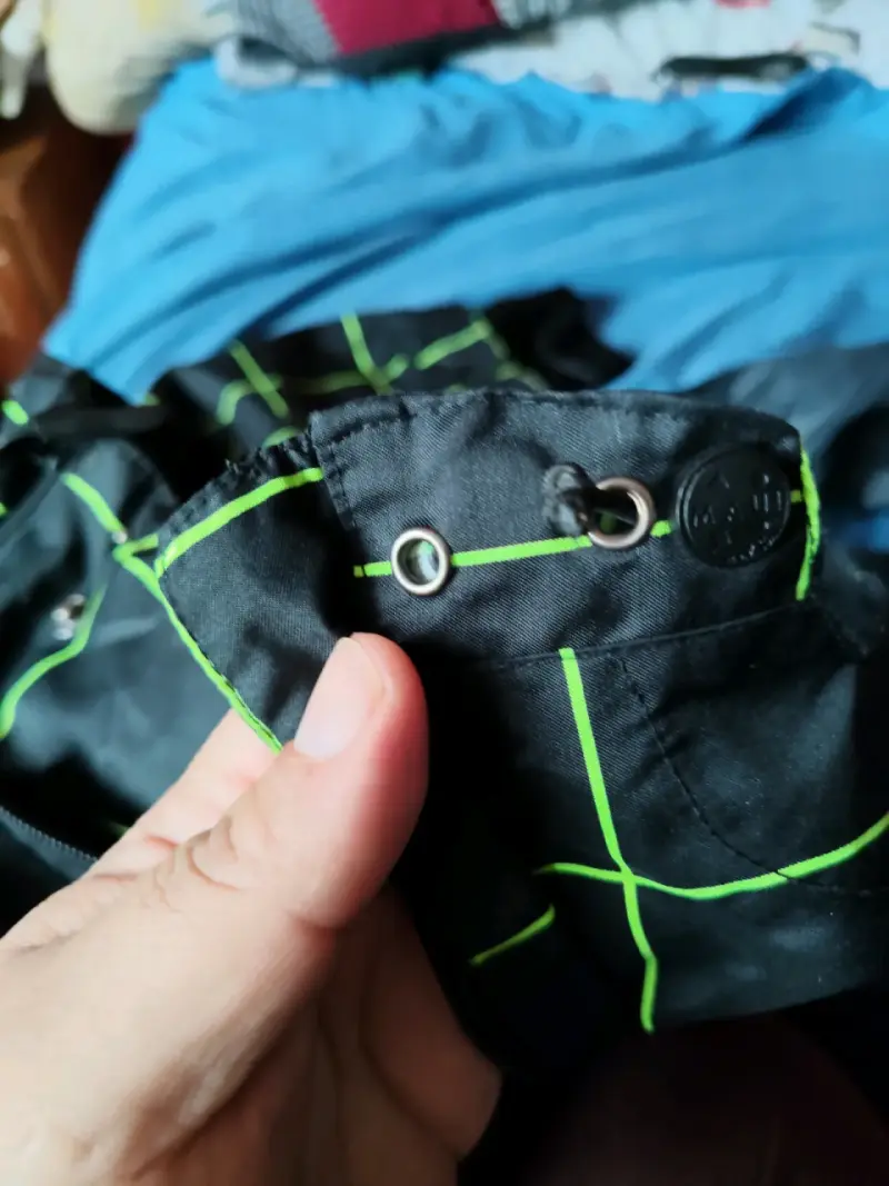 Chaqueta impermeable negra con capucha y diseño cuadrillé - 3