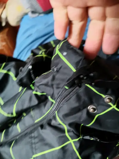 Chaqueta impermeable negra con capucha y diseño cuadrillé - miniatura 4
