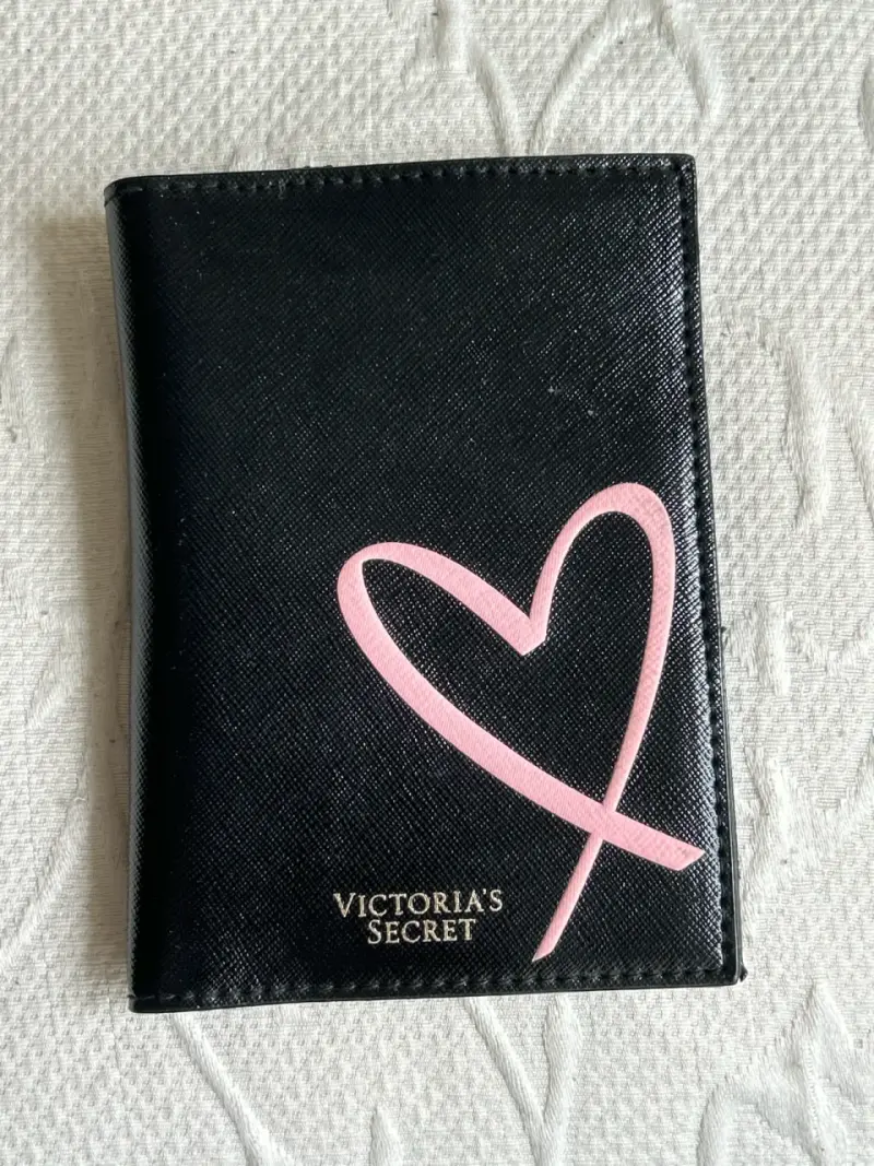 Porta Pasaporte Victoria's Secret Negro - 1