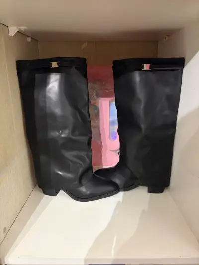 Botas negras de cuero sintético con hebilla - miniatura 1