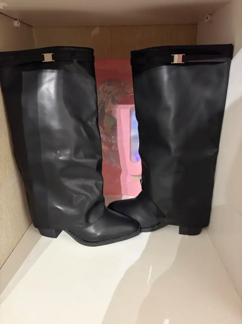Botas negras de cuero sintético con hebilla - 2
