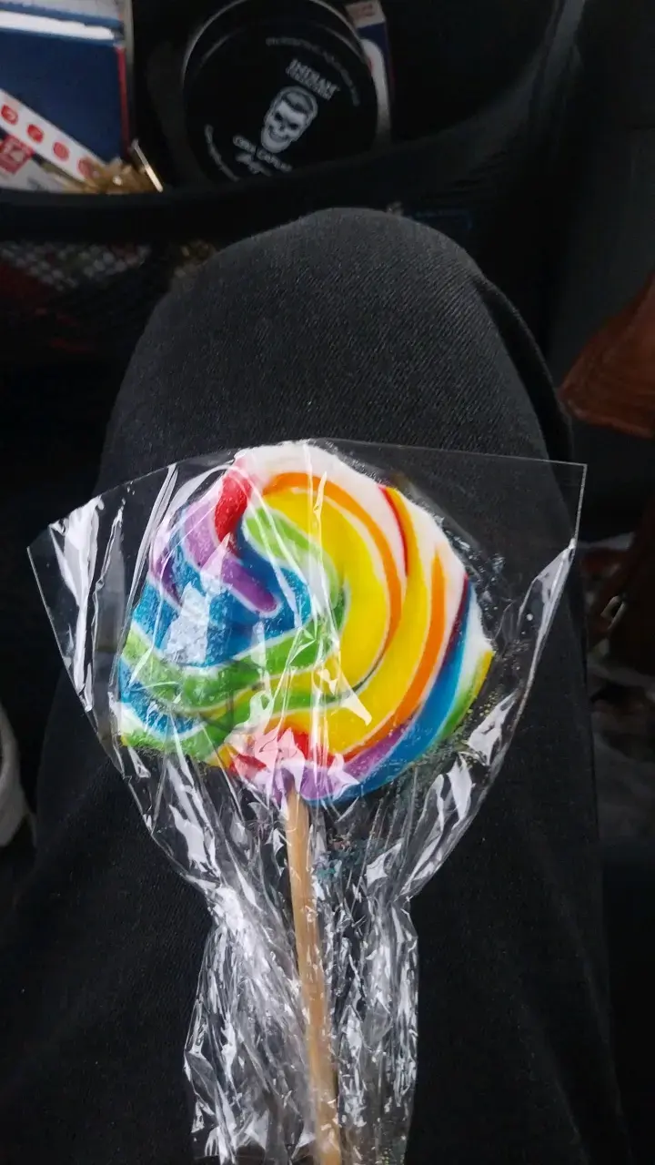 Paleta de caramelo arcoíris grande a medio comer - 1