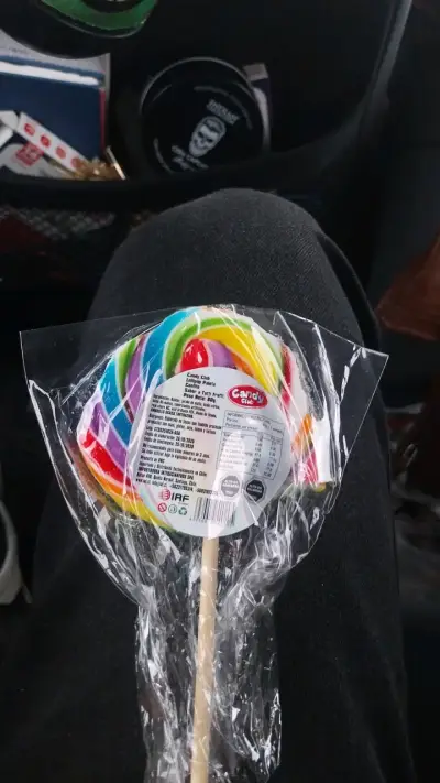 Paleta de caramelo arcoíris grande a medio comer - miniatura 3