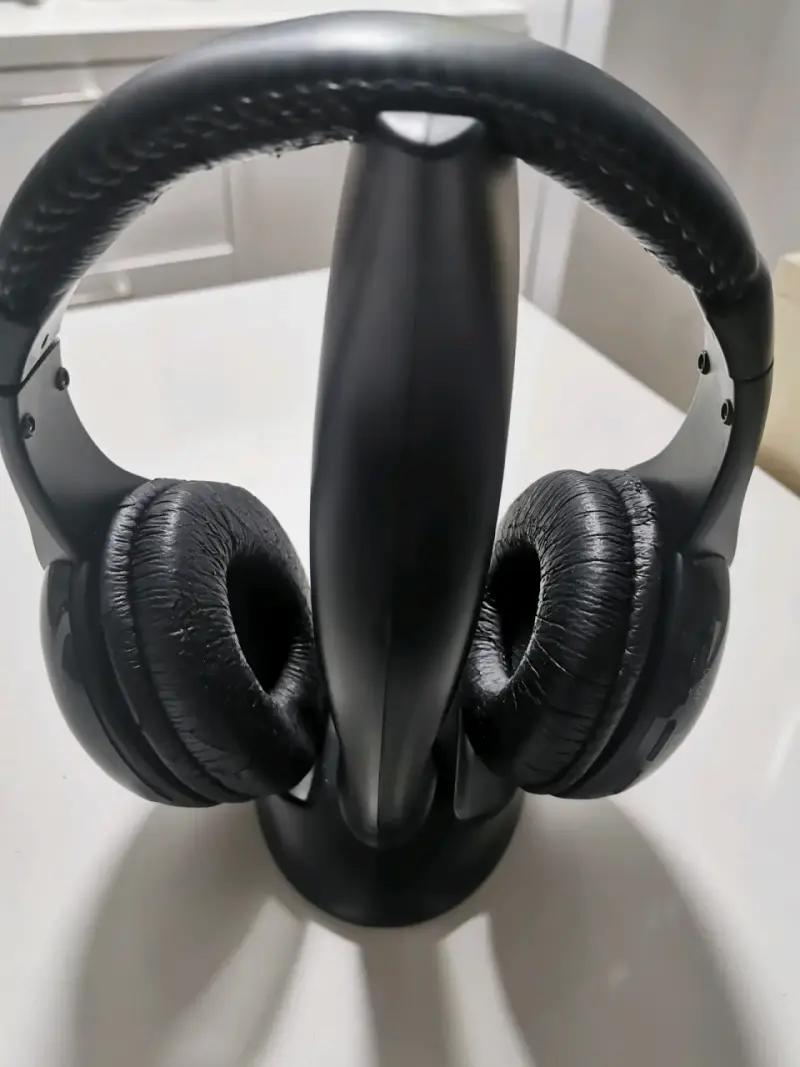 Auriculares inalámbricos negro con soporte. - 1