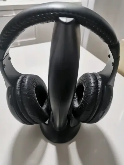 Auriculares inalámbricos negro con soporte. - miniatura 1