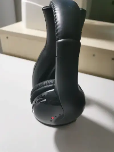 Auriculares inalámbricos negro con soporte. - miniatura 2