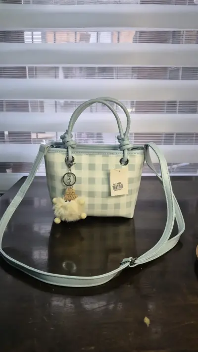 Bolso de mano azul con diseño a cuadros - miniatura 1