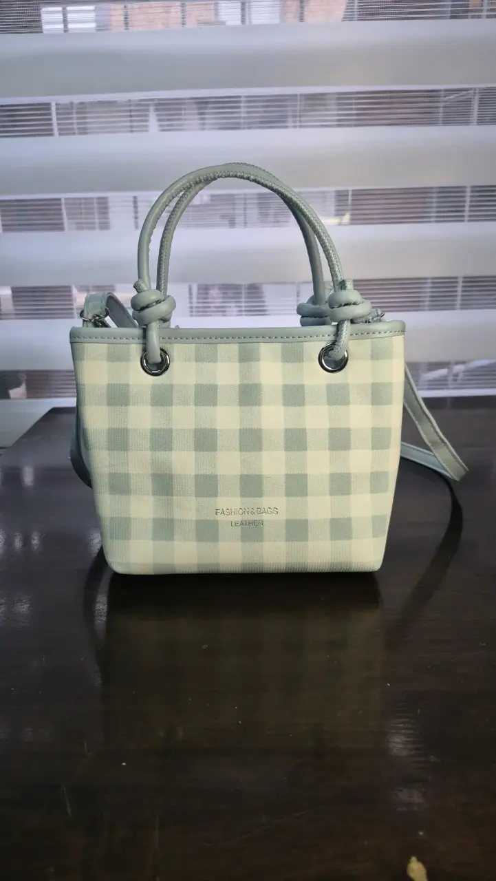 Bolso de mano azul con diseño a cuadros - 3