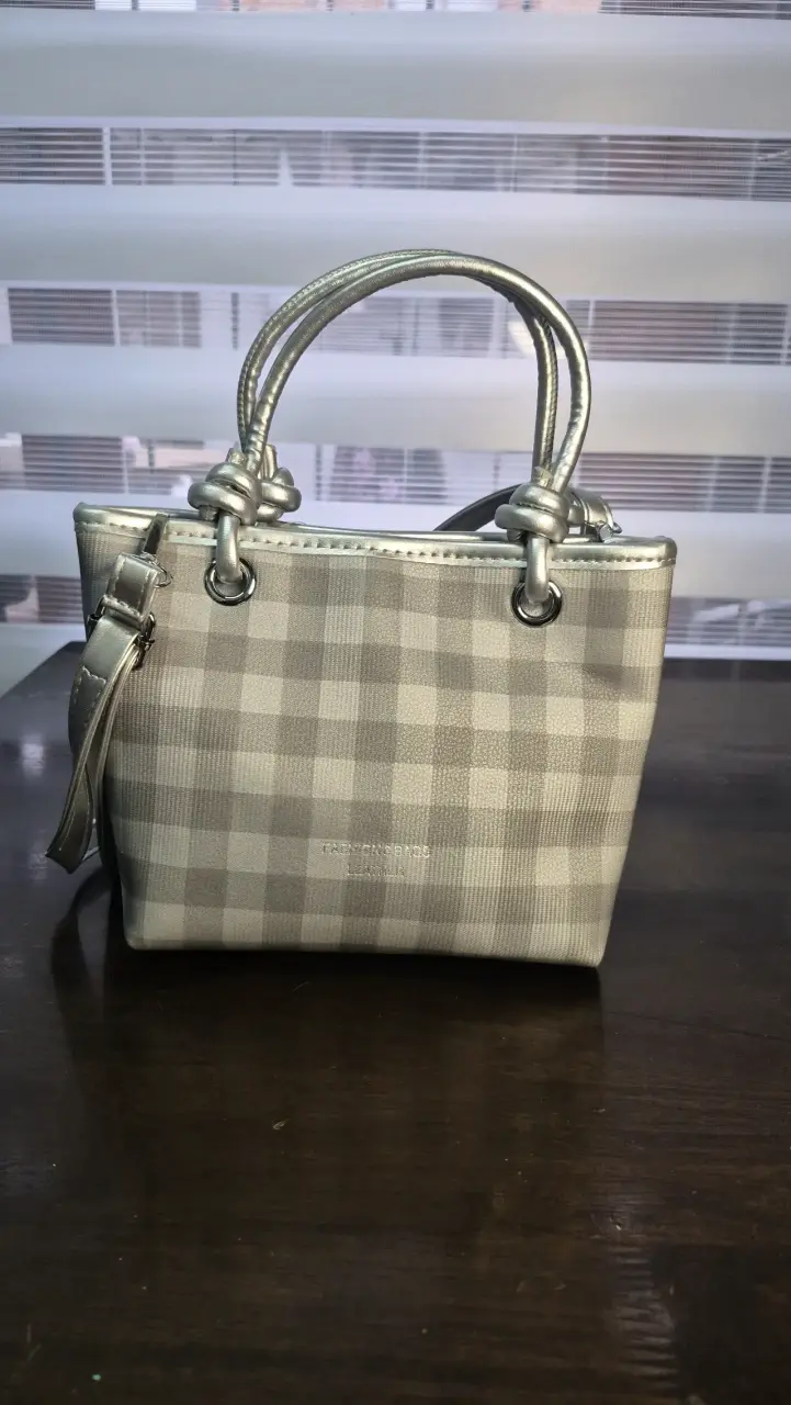 Bolso de mano azul con diseño a cuadros - 4
