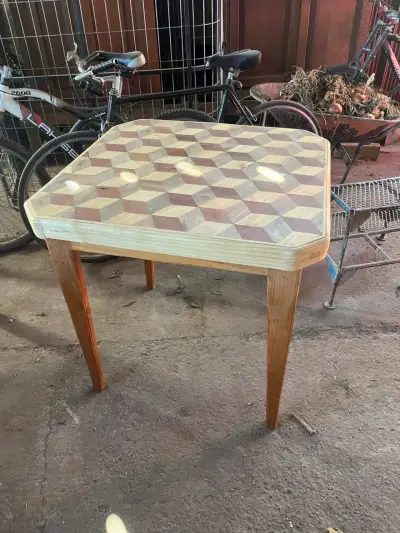 Mesa de madera con diseño geométrico - miniatura 1