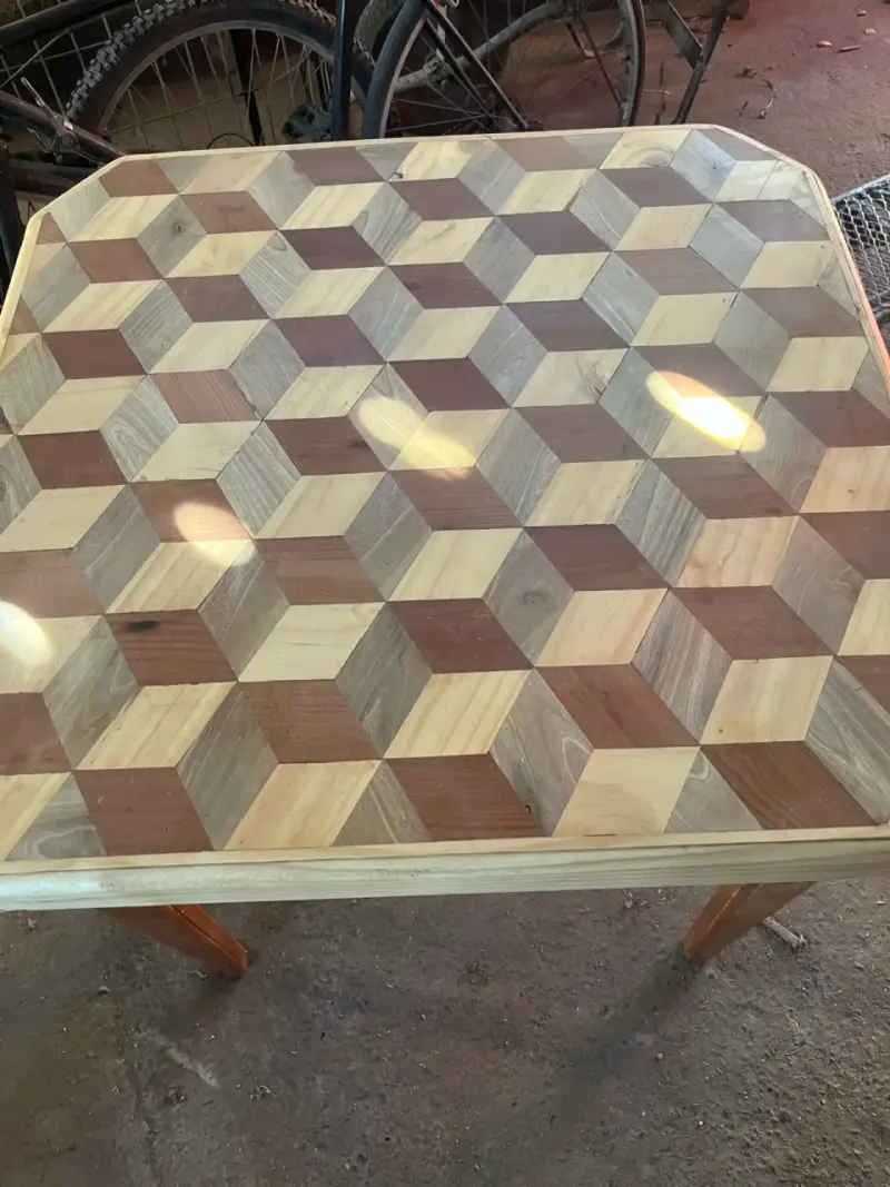 Mesa de madera con diseño geométrico - 2
