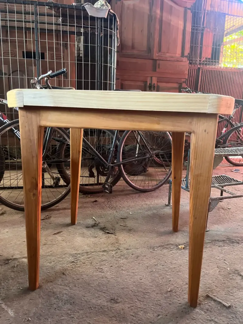 Mesa de madera con diseño geométrico - 3
