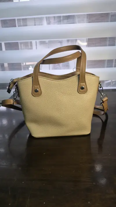 Bolso de mano beige con correa ajustable - miniatura 1