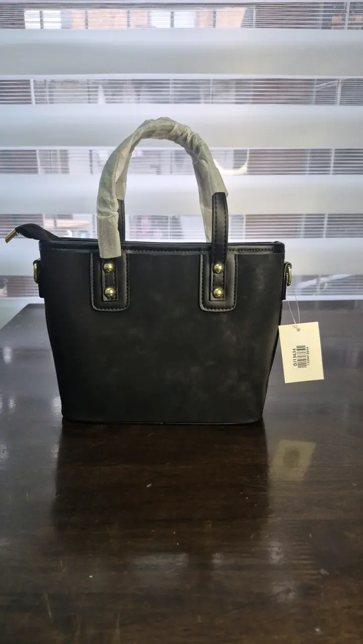Bolso de mano beige con correa ajustable - 2