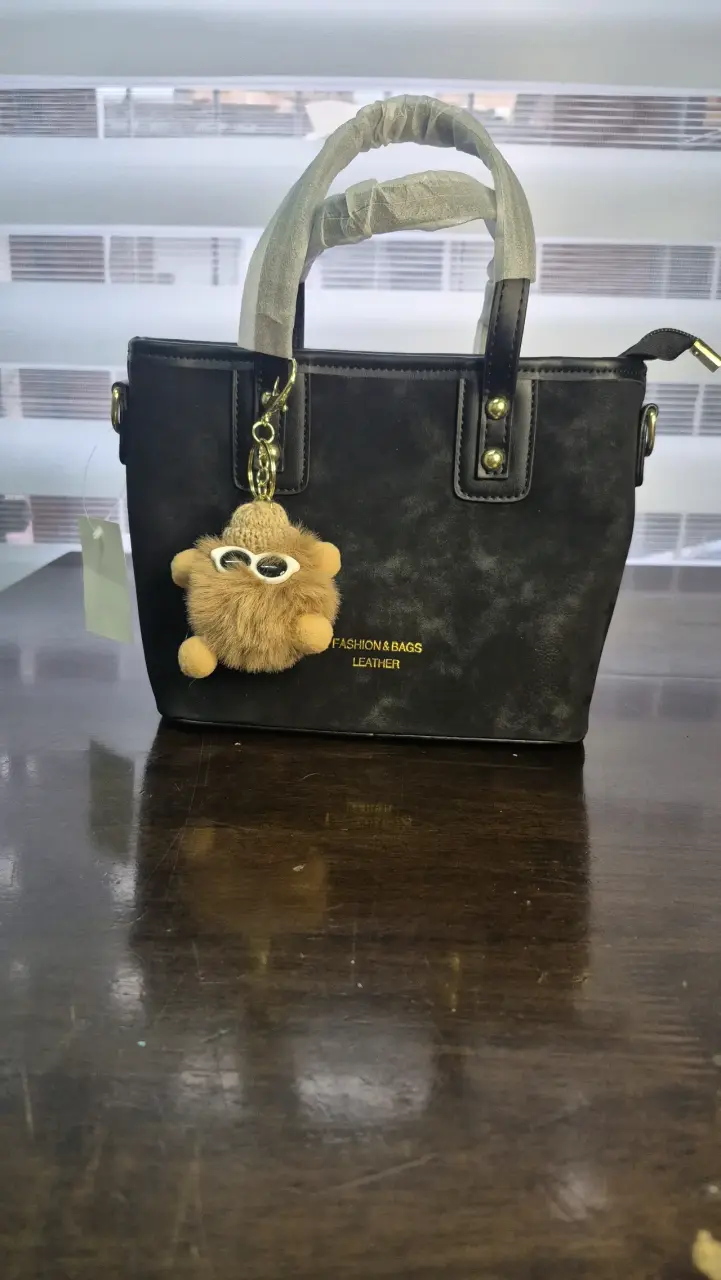 Bolso de mano beige con correa ajustable - 3