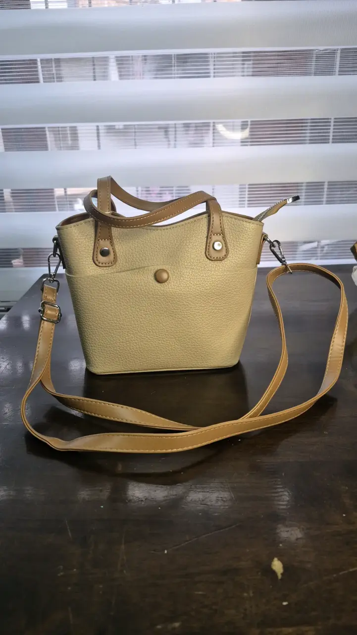 Bolso de mano beige con correa ajustable - 4