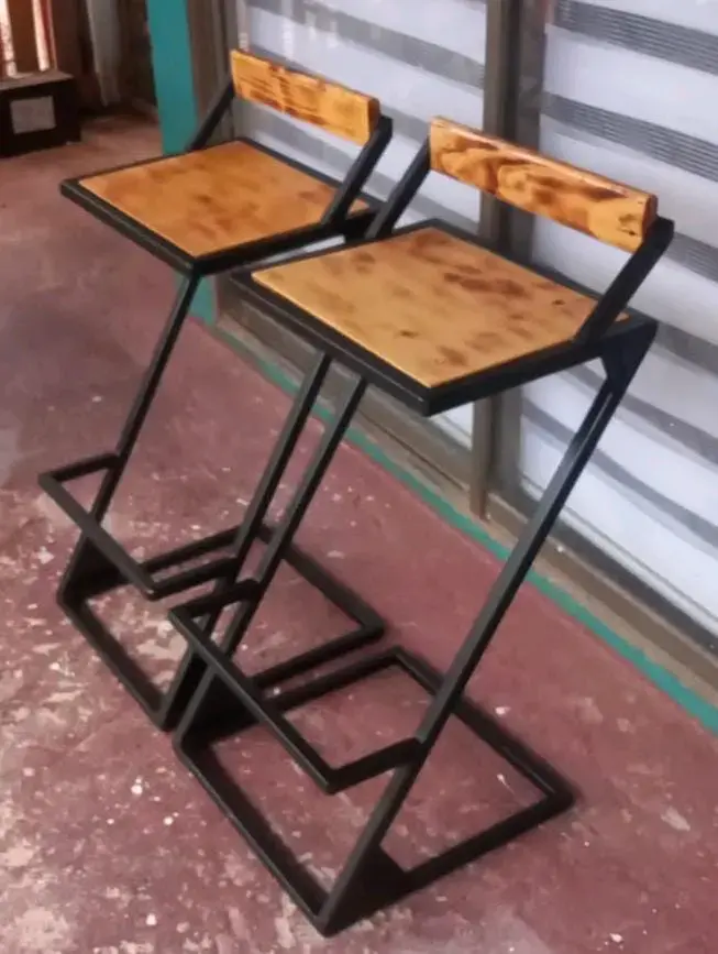 Set de sillas altas de madera y metal