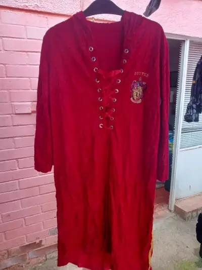 Vestido rojo con diseño de Harry Potter - miniatura 1