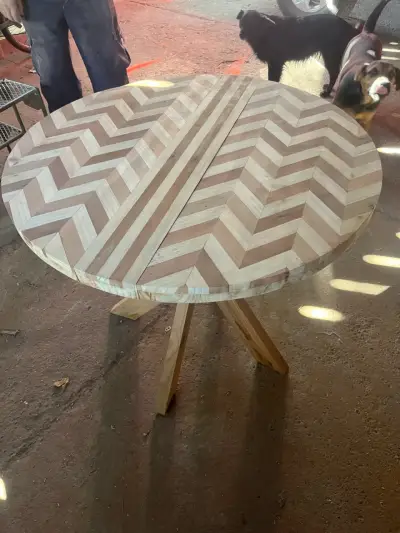 Mesa redonda de madera estilo chevron - miniatura 1